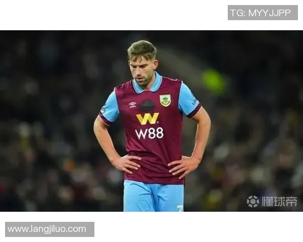 外国博主送足球明星特别礼物感动瞬间引发粉丝热议